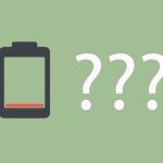 Leere Batterie mit drei Fragezeichen vor grünem Hintergrund