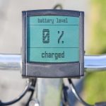 Draufsicht auf den Tacho eines E-Bikes mit Aufschrift "Battery Level, 0 % charged".