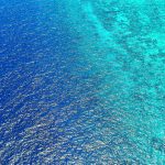 Luftaufnahme von türkis-blauem Wasser